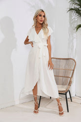 Elegantes Kleid mit V-Ausschnitt und kurzen Ärmeln und Rüschen